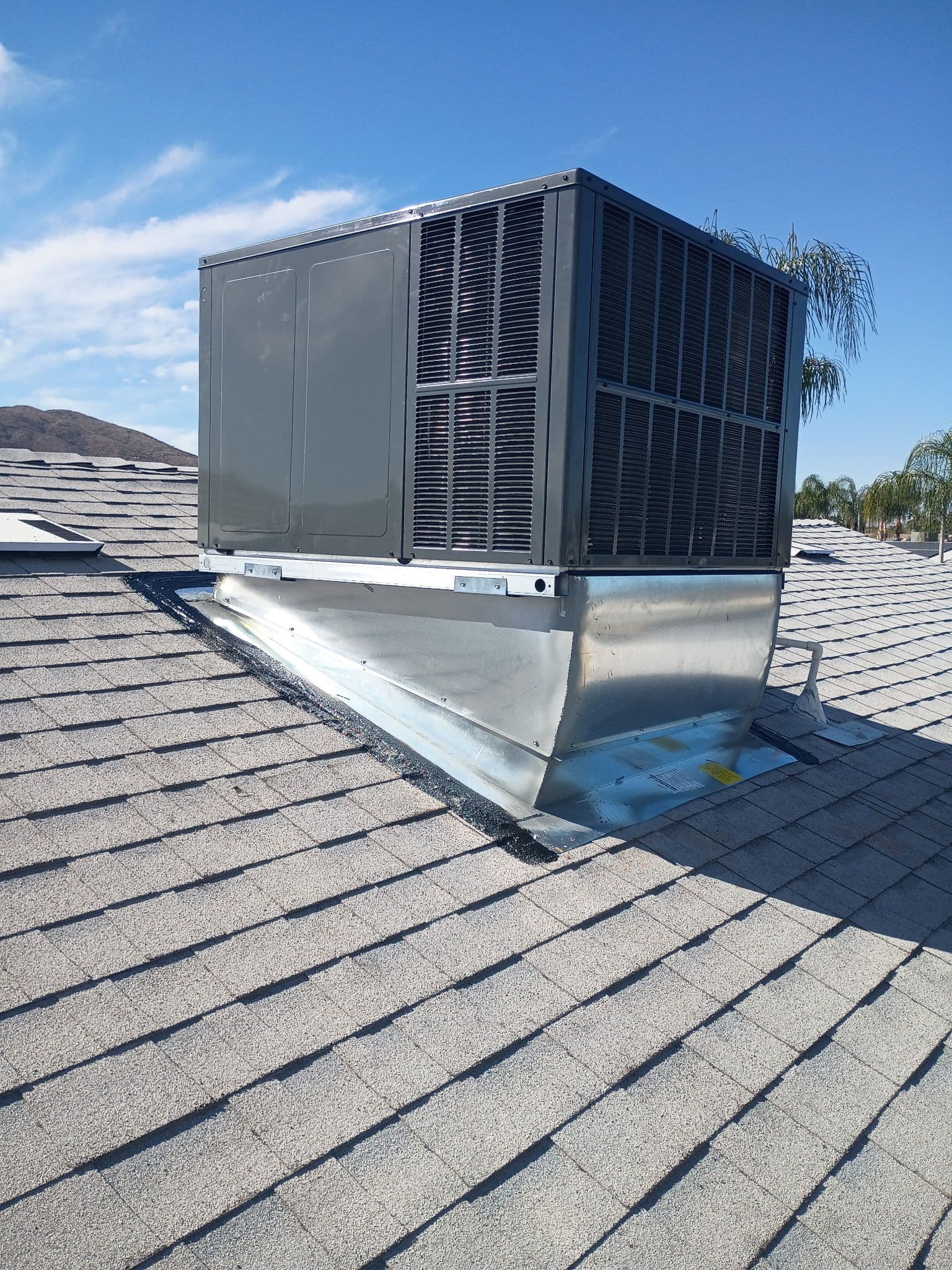 Efficient Rooftop AC Installation Saves Big image